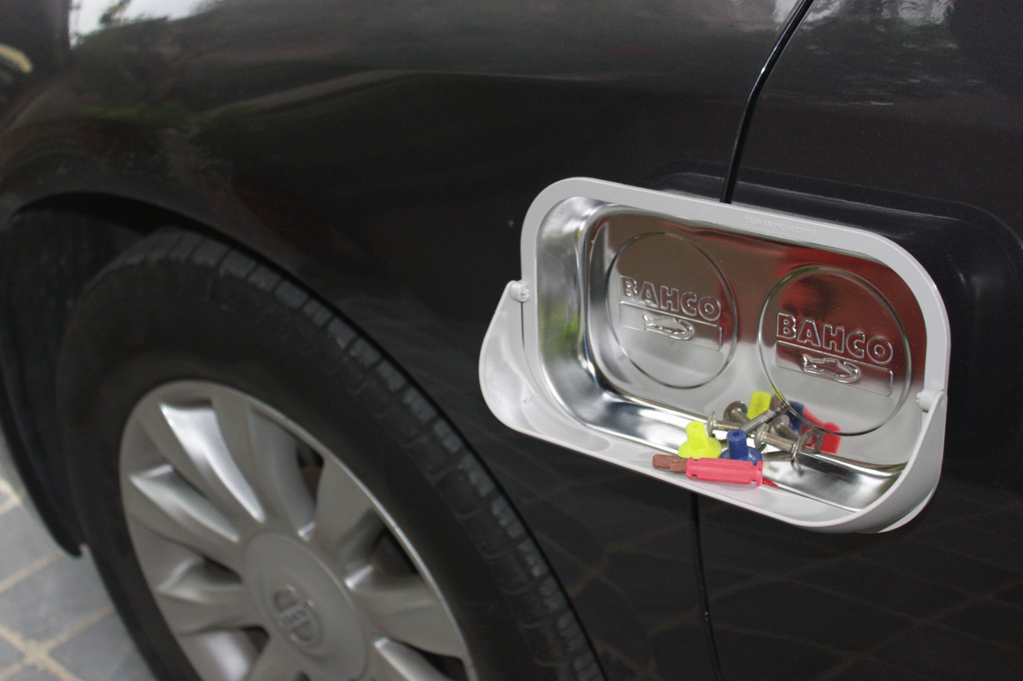 Bahco Rectangular Magnetic Storage Tray with PVC Extension 250 mm x 150 mm - Image 3